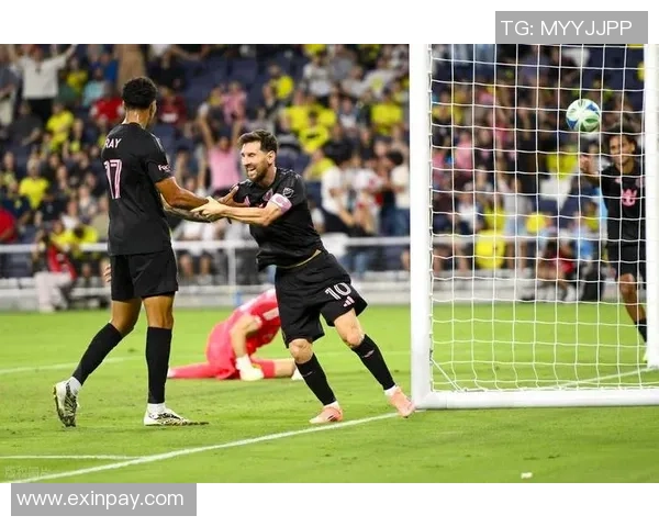 足球明星奔跑瞬间高清图集展现运动之美与激情活力